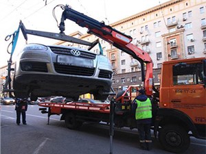 Депутаты предложили сажать сотрудников службы эвакуации, которые увозят машины с людьми внутри