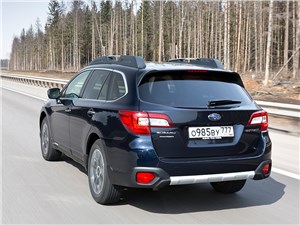 Subaru Outback 2015 вид сзади