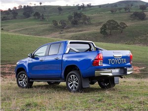 Toyota HiLux 2016 вид сбоку сзади