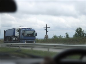 Московские власти готовы запретить установку крестов вдоль дорог на региональном уровне