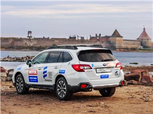 Subaru Outback 2015 вид сзади