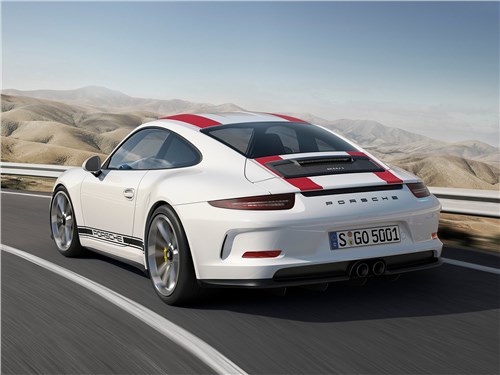 Porsche 911 R 2017 вид сзади сбоку