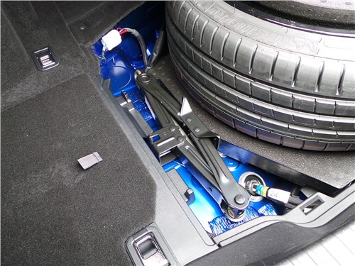 Lexus GS F 2016 багажное отделение