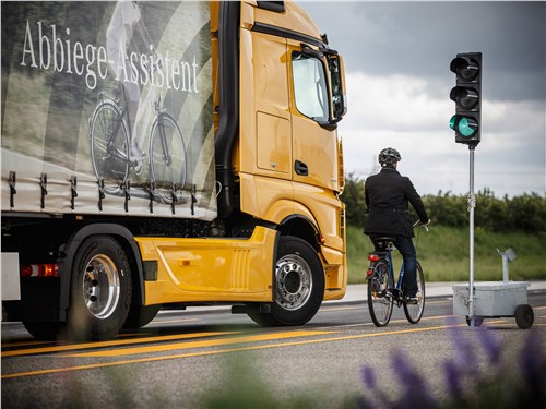 Система Sideguard Assist сканирует боковые зоны и защищает от наезда на велосипедистов