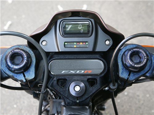 Harley-Davidson FXDR приборная панель