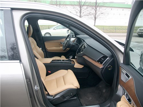 Volvo XC90 2020 передние кресла