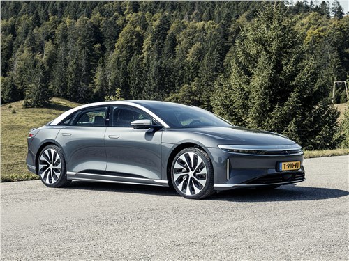 Lucid Air Pure (2024) вид спереди