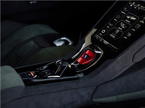 Lamborghini Huracan Sterrato (2024) центральный тоннель