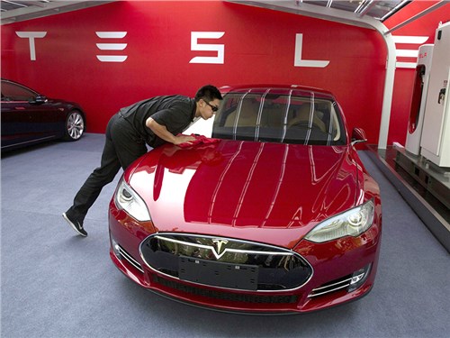 Автомобили Tesla продолжают дешеветь 