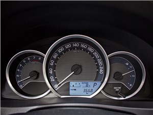 Toyota Auris 2013 приборная панель
