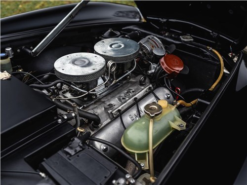 Алюминиевый верхнеклапанный V8 с парой двухкамерных карбюраторов Zenith 32NDIX обладал завораживающим «вокалом» 