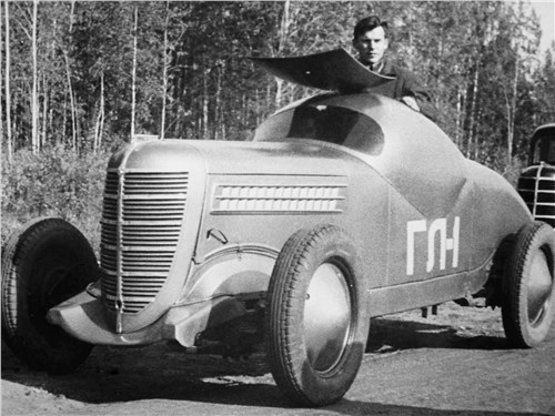 В кокпит проникали через маленький люк на крыше