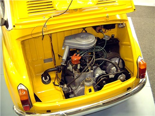 Multipla делила силовой агрегат с исходным «шестисотым», но топливный бак пришлось перенести назад