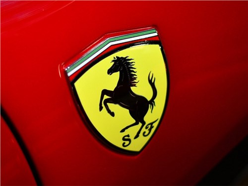 Ferrari запатентовала суперкар с двумя рулями