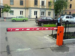 Власти Москвы не будут сносить установленные во дворах шлагбаумы