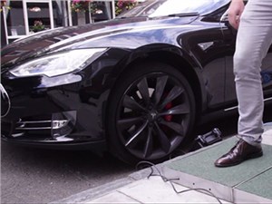 Компания Pavegen показала, как при помощи ходьбы зарядить электрокар Tesla Model S