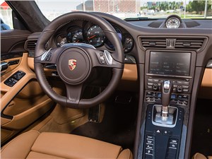 Porsche 911 Carrera 4 GTS водительское место