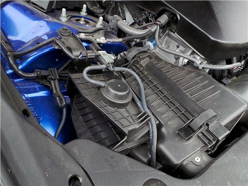 Lexus GS F 2016 моторный отсек