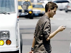Штраф за разговор по мобильному телефону распространится и на пешеходов