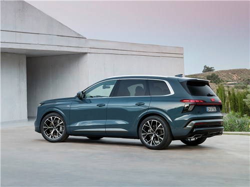 Audi Q7 (2026) вид сзади