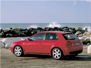 Audi S3 1999 вид сбоку сзади