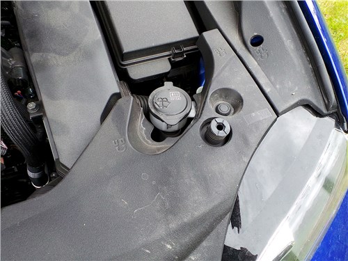 Lexus GS F 2016 моторный отсек