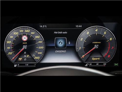 Mercedes-Benz E-Klasse 2017 приборная панель