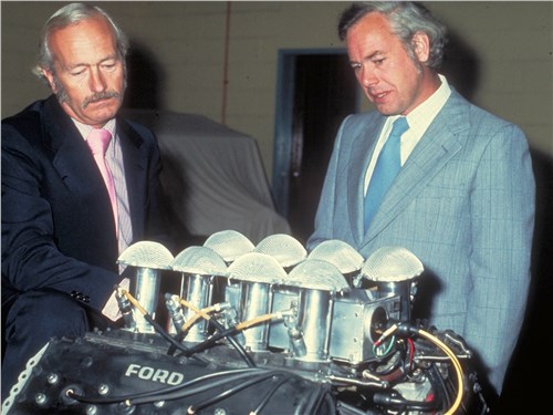 Колин Чепмен и Кейт Дакворт с новым двигателем, 1974 год