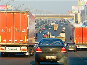 Дума не хочет повышать штрафы для грузовиков на МКАД