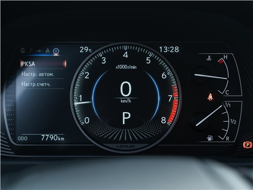 Lexus UX 200 2019 приборная панель