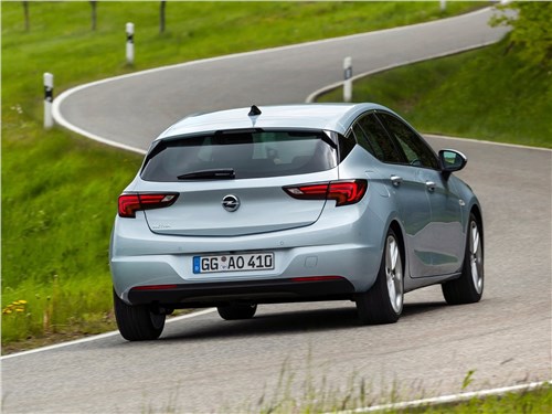 Opel Astra 2020 вид сзади