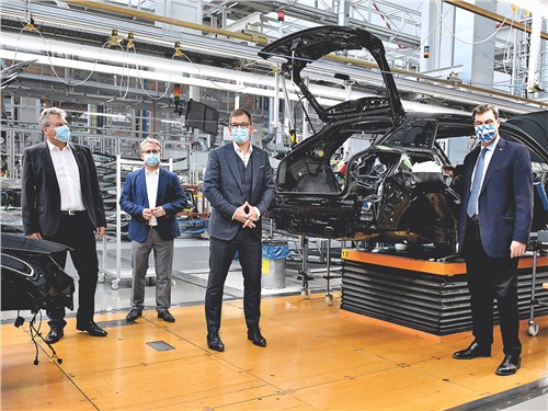 Премьер-министр Баварии Маркус Зедер и глава Audi AG Маркус Дуйсманн оценили масштаб работ по внедрению защитных мер на заводе в Ингольштадте