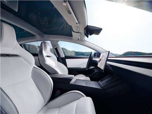 Tesla Model 3 Performance (2025) передние кресла