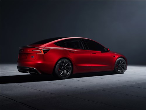 Tesla Model 3 Performance (2025) вид сбоку