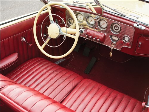 Узкий кокпит позволял водителю манипулировать управляющими маховичками по бокам торпедо 