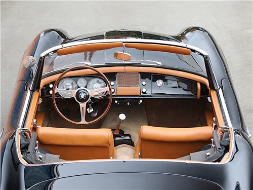 Если бы не слишком сильно смещенный к водителю рычаг МКП, салон BMW 507 мог бы считаться идеальным