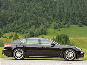 Porsche представил московской публике обновленную версию Panamera