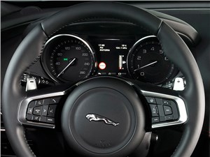 Jaguar XE 2015 руль и приборная панель