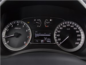 Nissan Tiida 2015 приборная панель