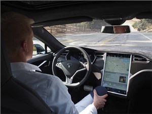 Tesla выпустила набор программ для автономного самоуправления седана Tesla Model S