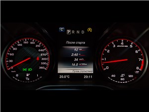 Mercedes-AMG GT S 2015 приборная панель