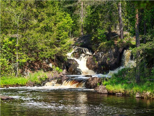 Водоемов в Карелии множество, встречаются и такие небольшие живописные водопады