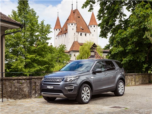 Наш комплимент дизайнерам Land Rover – модель Discovery Sport отлично смотрится и перед средневековым замком, и в современном мегаполисе 