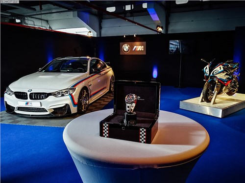 BMW M4 с прицепом
