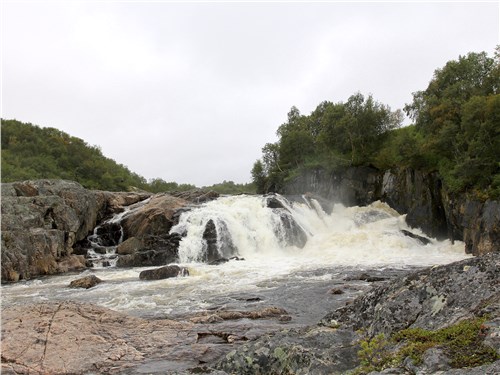 Водопад на реке Титовка находится в полусотне километров от норвежской границы 