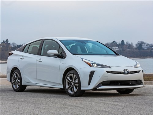 Toyota Prius 2019 вид спереди