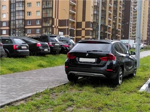 Для водителей придумали новые штрафы за мойку и парковку на газонах
