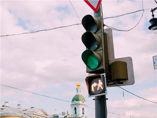 Машинам и пешеходам в Москве разрешили движение на один сигнал светофора
