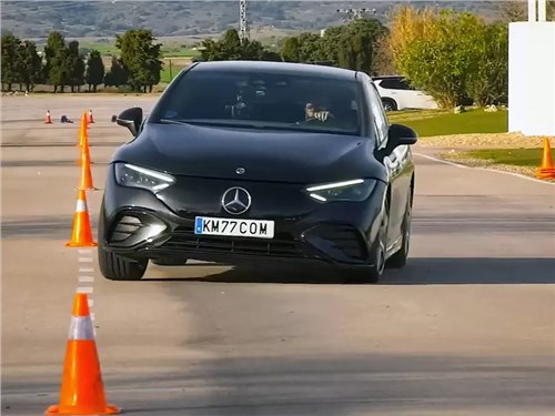 Mercedes-Benz EQE обошел своего «старшего брата» на лосином тесте