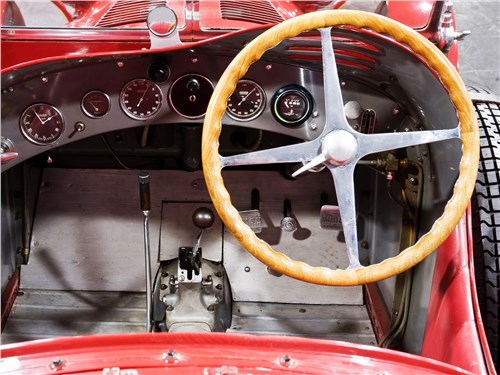 Из элементов роскоши в кокпите Alfa Romeo 8C 2300 — только обширный комплект приборов, включая часы 